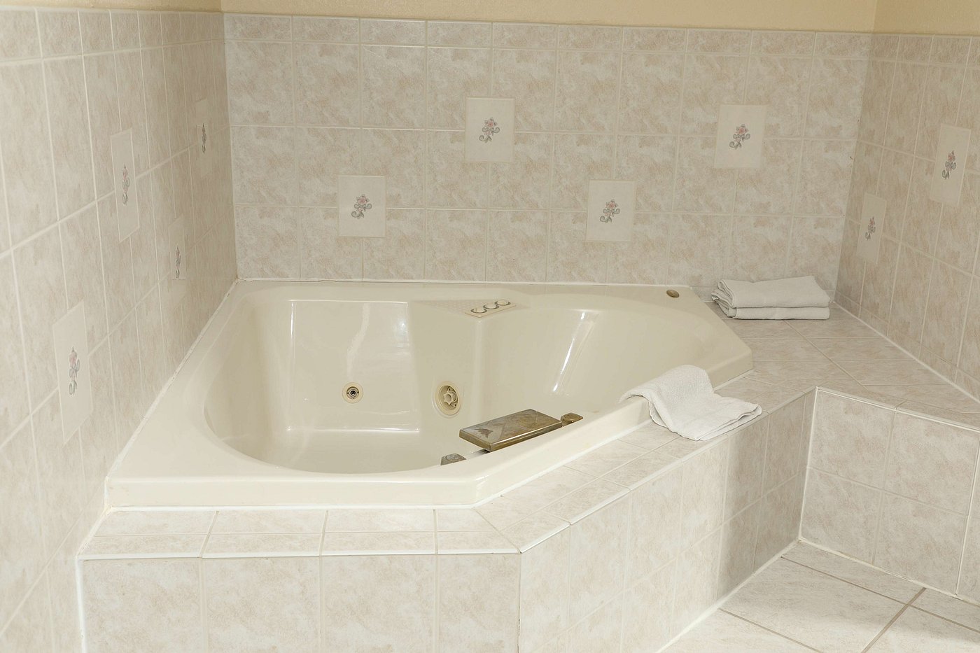 Northern Lights Inn has jacuzzi suites