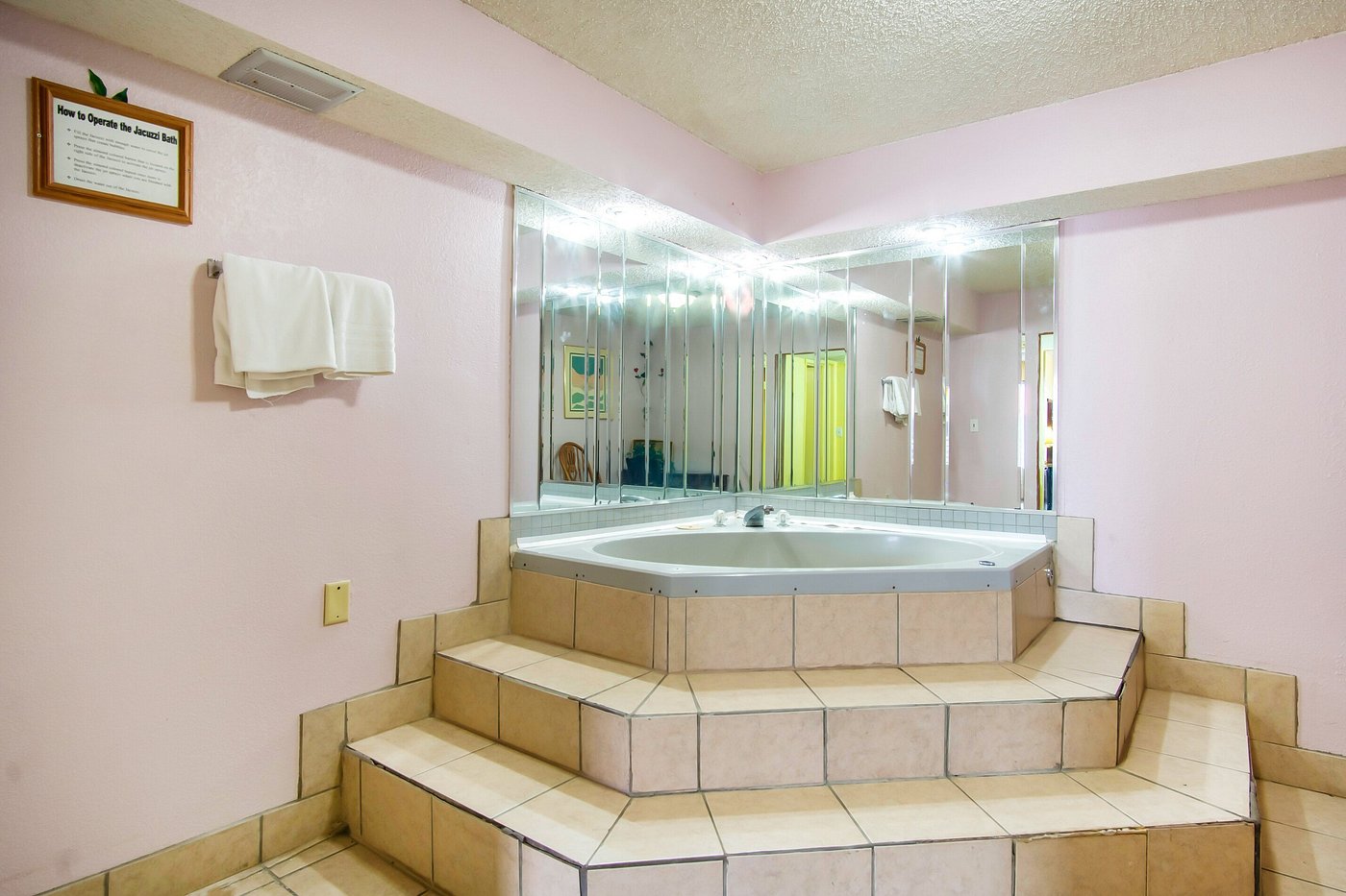 OYO Hotel Hutchinson KS West 4th Ave has jacuzzi suites