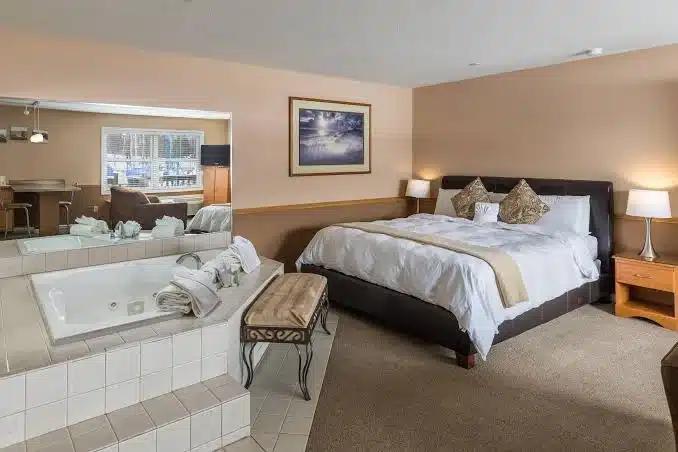 Old Harbor Inn has jacuzzi suites