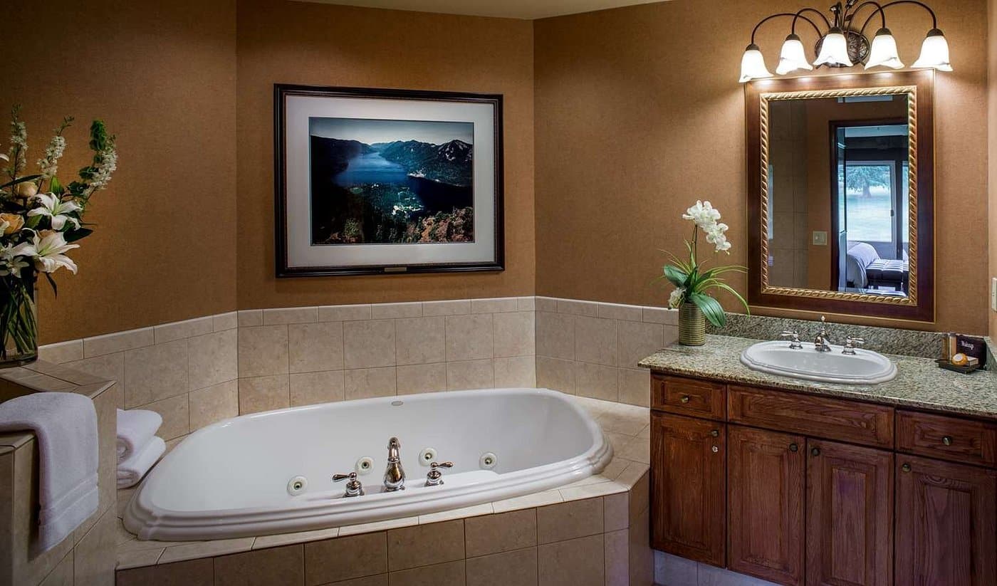 Olympic Lodge by Ayres has jacuzzi suites