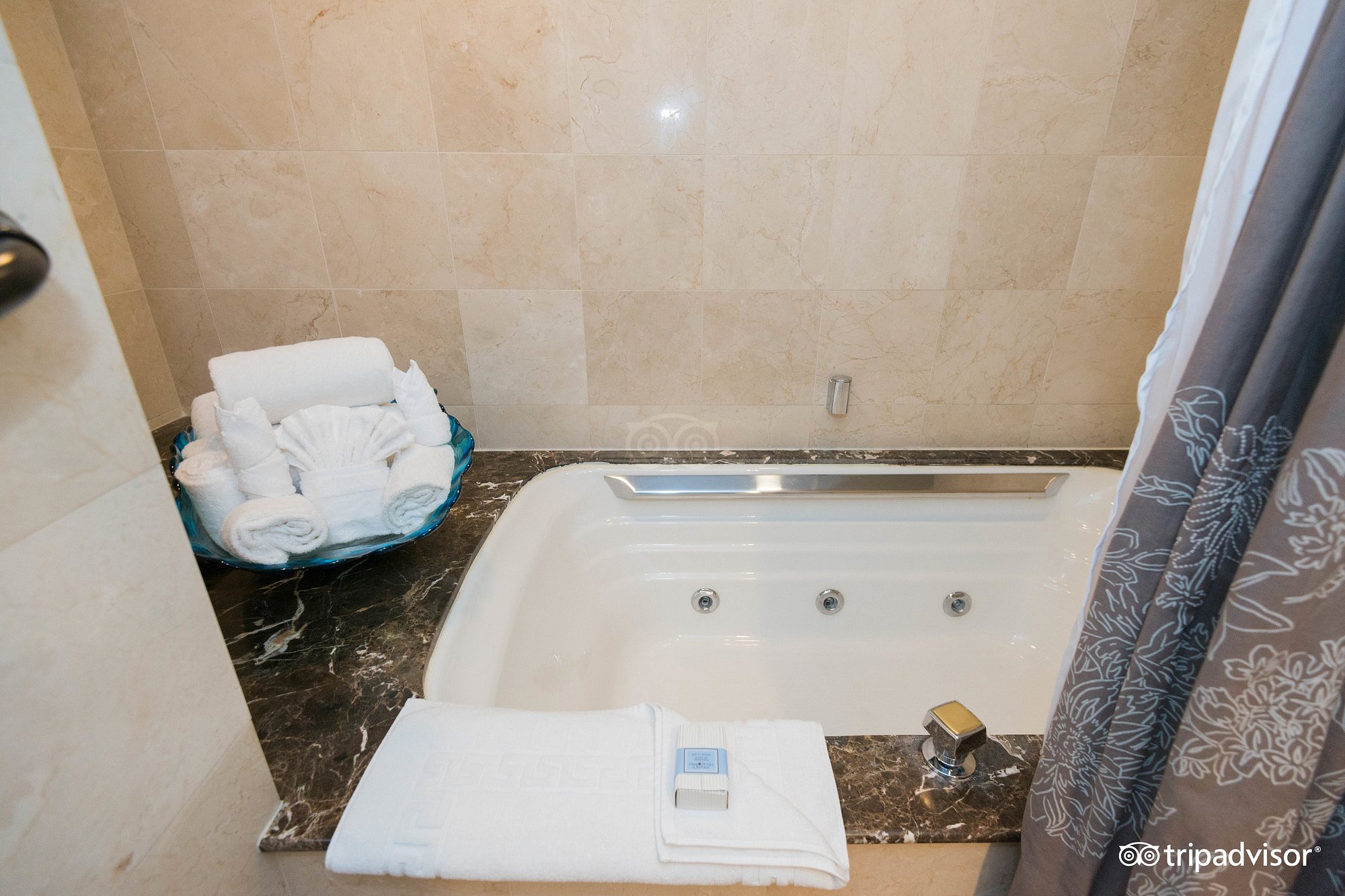 Omni Interlocken Hotel has jacuzzi suites