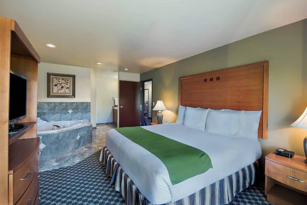 Oxford Suites Yakima has jacuzzi suites