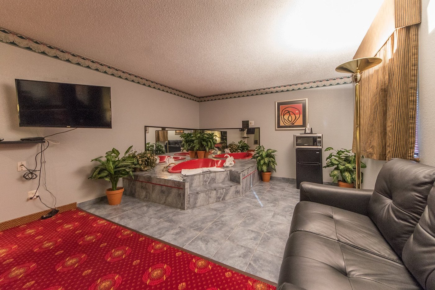 Patuxent Inn Motel has rooms with heart-shaped Jacuzzi