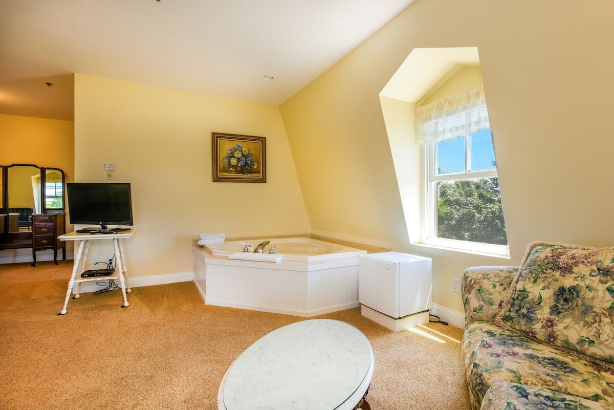 Payne’s Harbor View Inn has jacuzzi suites