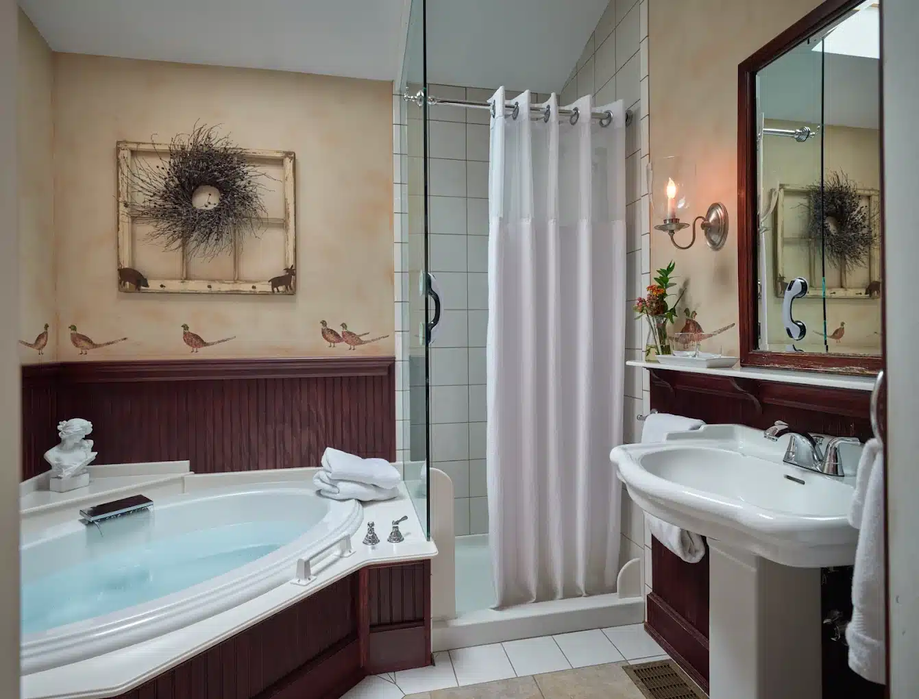 Pheasant Field Bed & Breakfast has jacuzzi suites