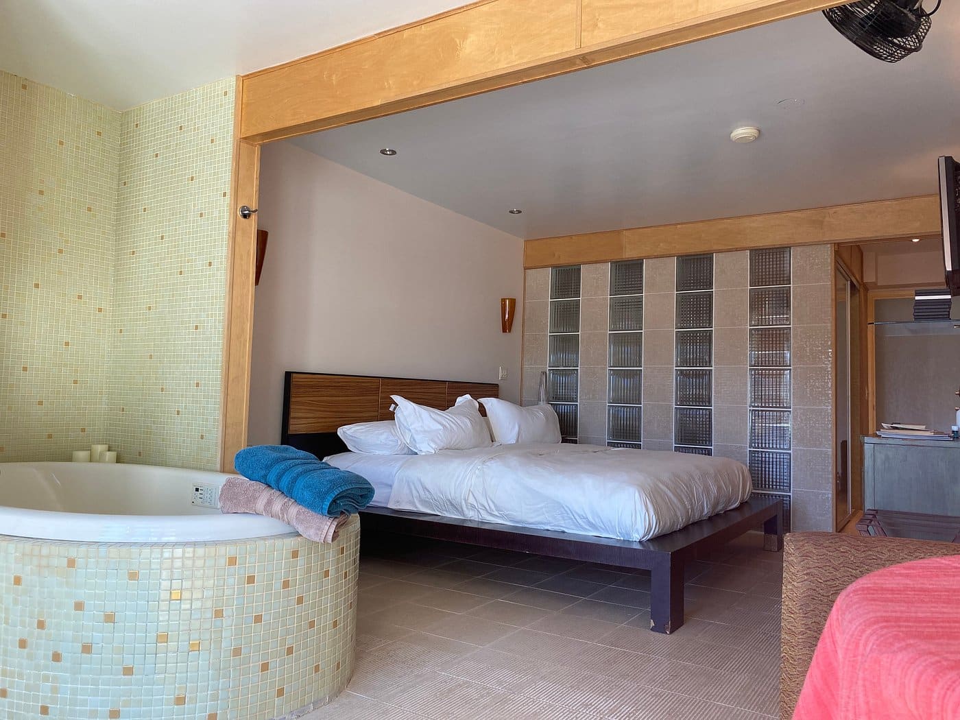 Pikes Peak Paradise Bed + Breakfast has jacuzzi suites