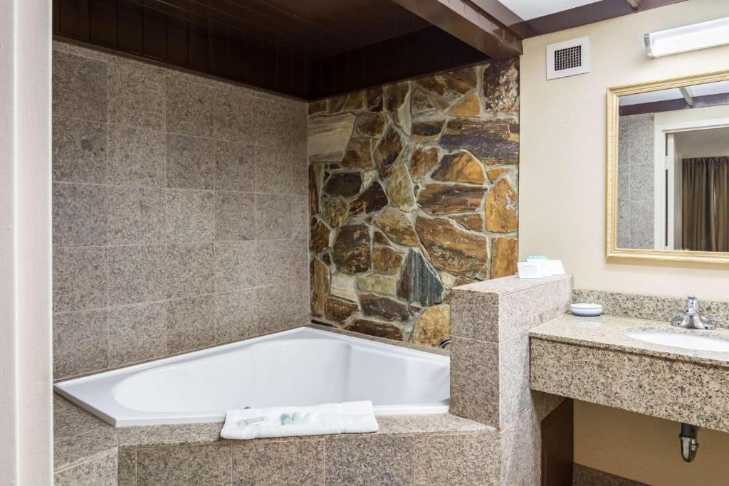 Plaza Inn & Suites Hagerstown has jacuzzi suites