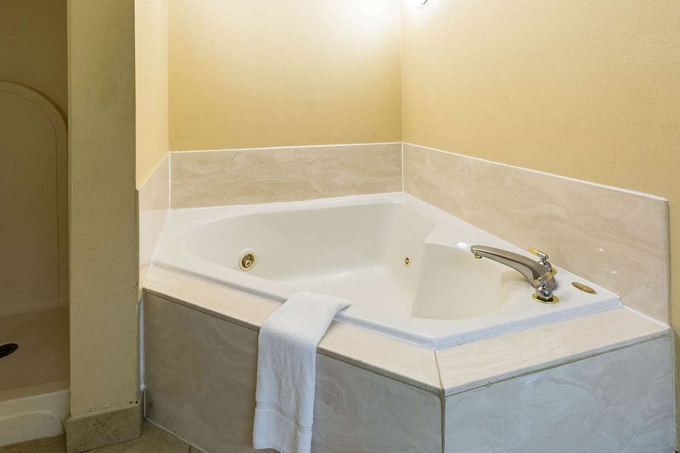 Quality Inn Alexandria LA has jacuzzi suites