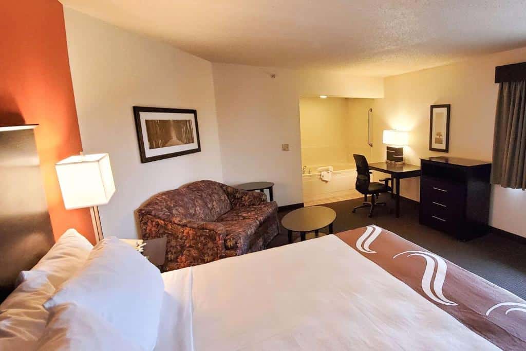Quality Inn Atchison has jacuzzi suites