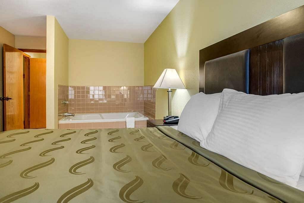 Quality Inn Bloomington Near University has jacuzzi suites