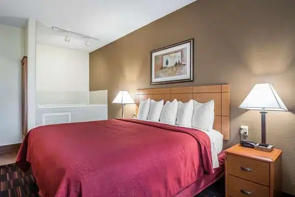 Quality Inn Coralville - Iowa River Landing has jacuzzi suites