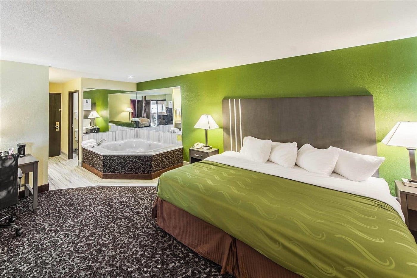 Quality Inn Decatur Near US-224 has jacuzzi suites