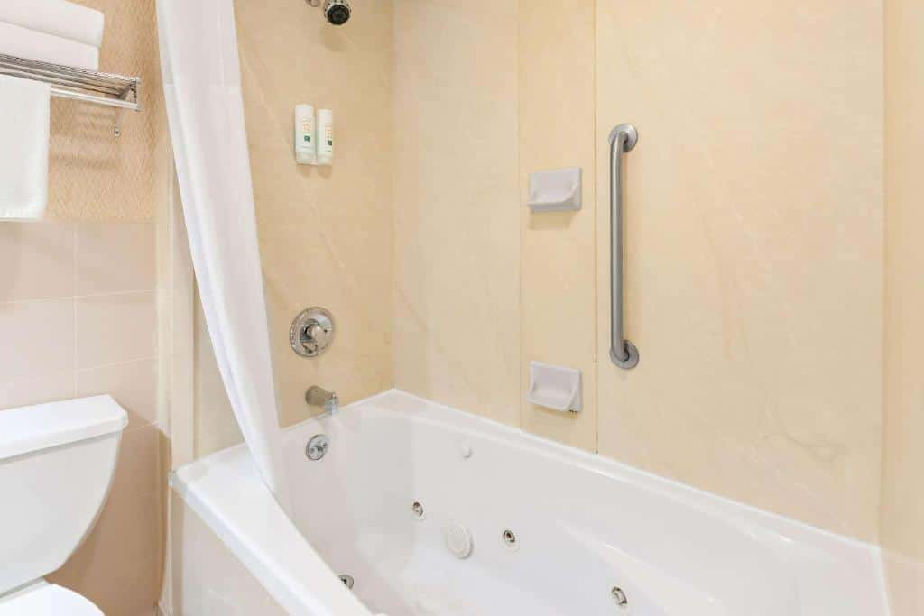 Quality Inn Edison-New Brunswick has jacuzzi suites