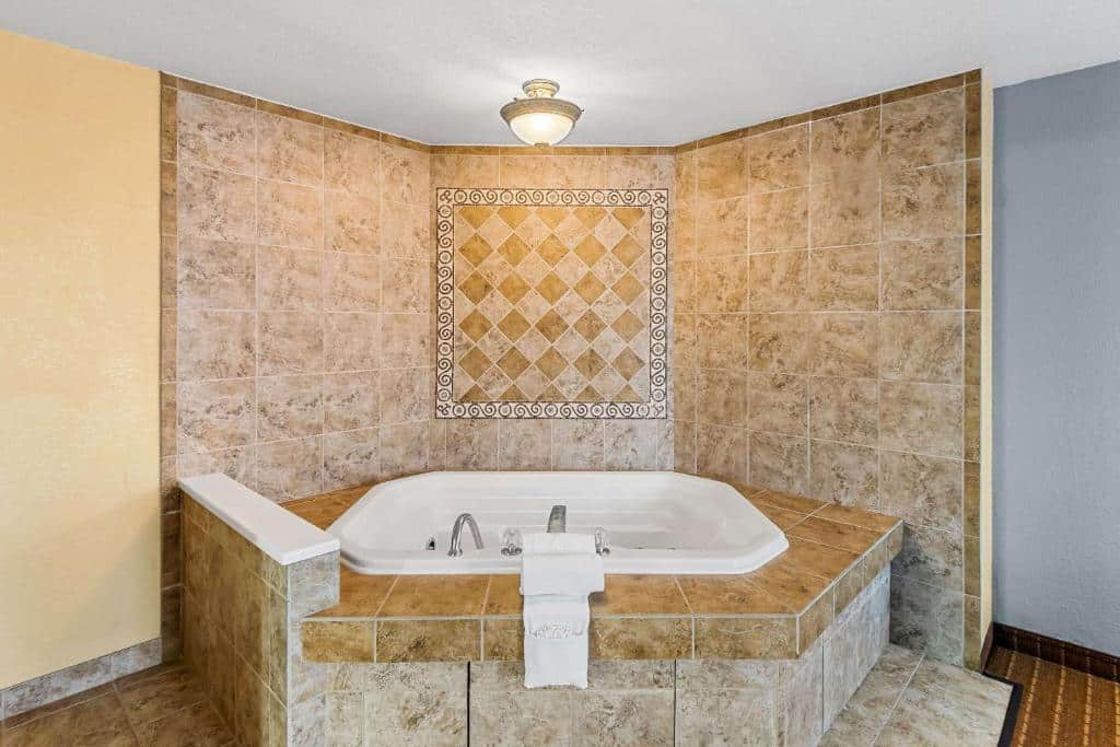 Quality Inn Fort Dodge has jacuzzi suites