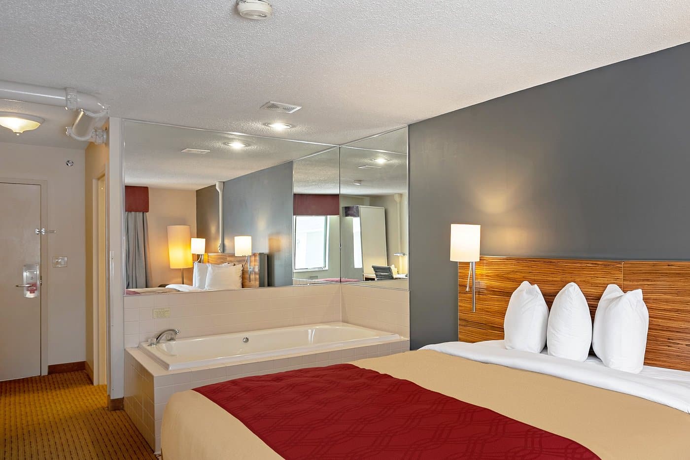 Quality Inn Frontier At U.S. Hwy 30 has jacuzzi suites