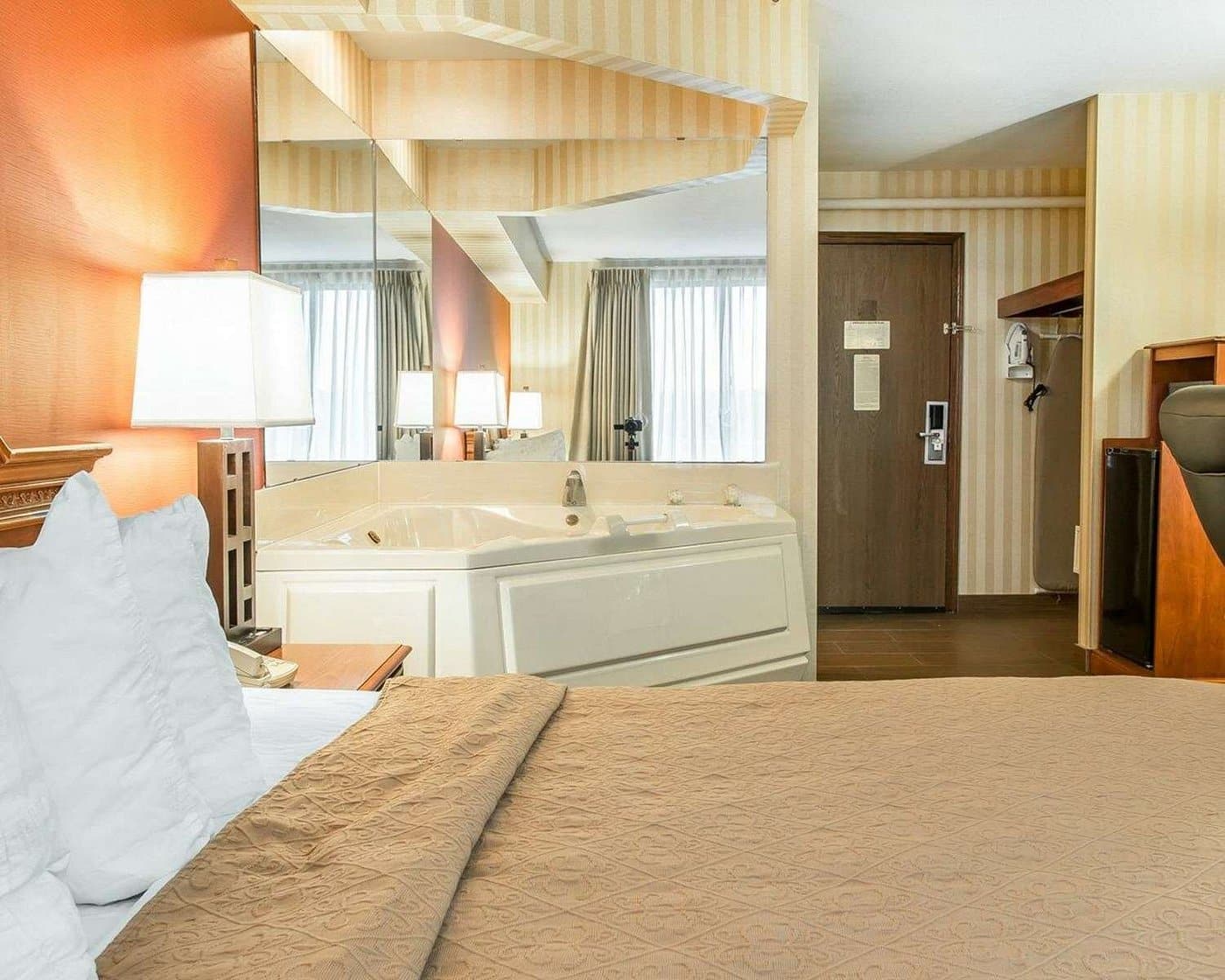 Quality Inn Gaylord has jacuzzi suites