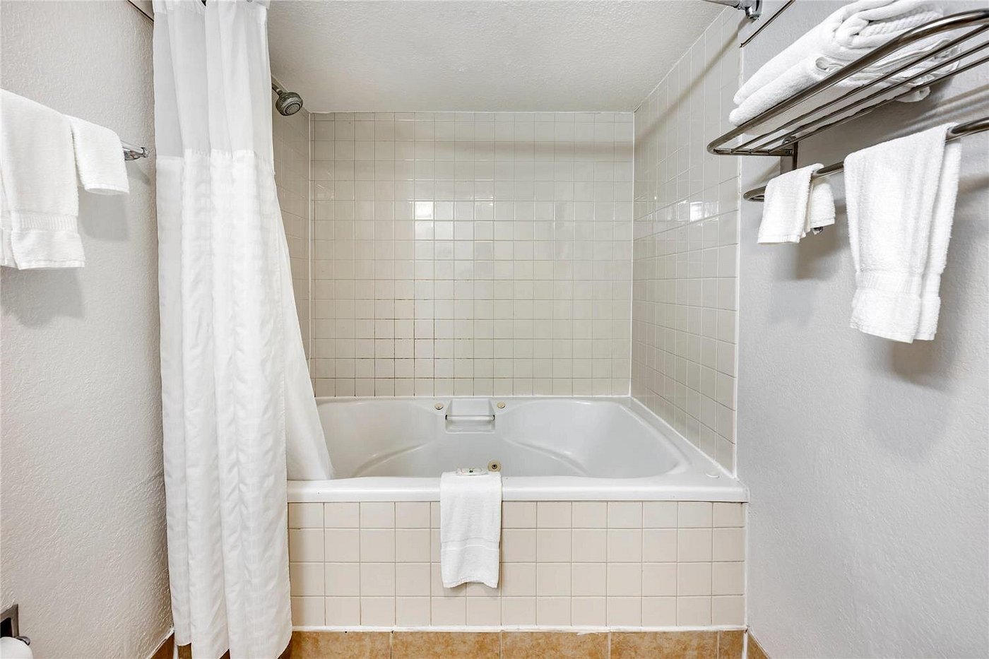 Quality Inn Glasgow KY has jacuzzi suites