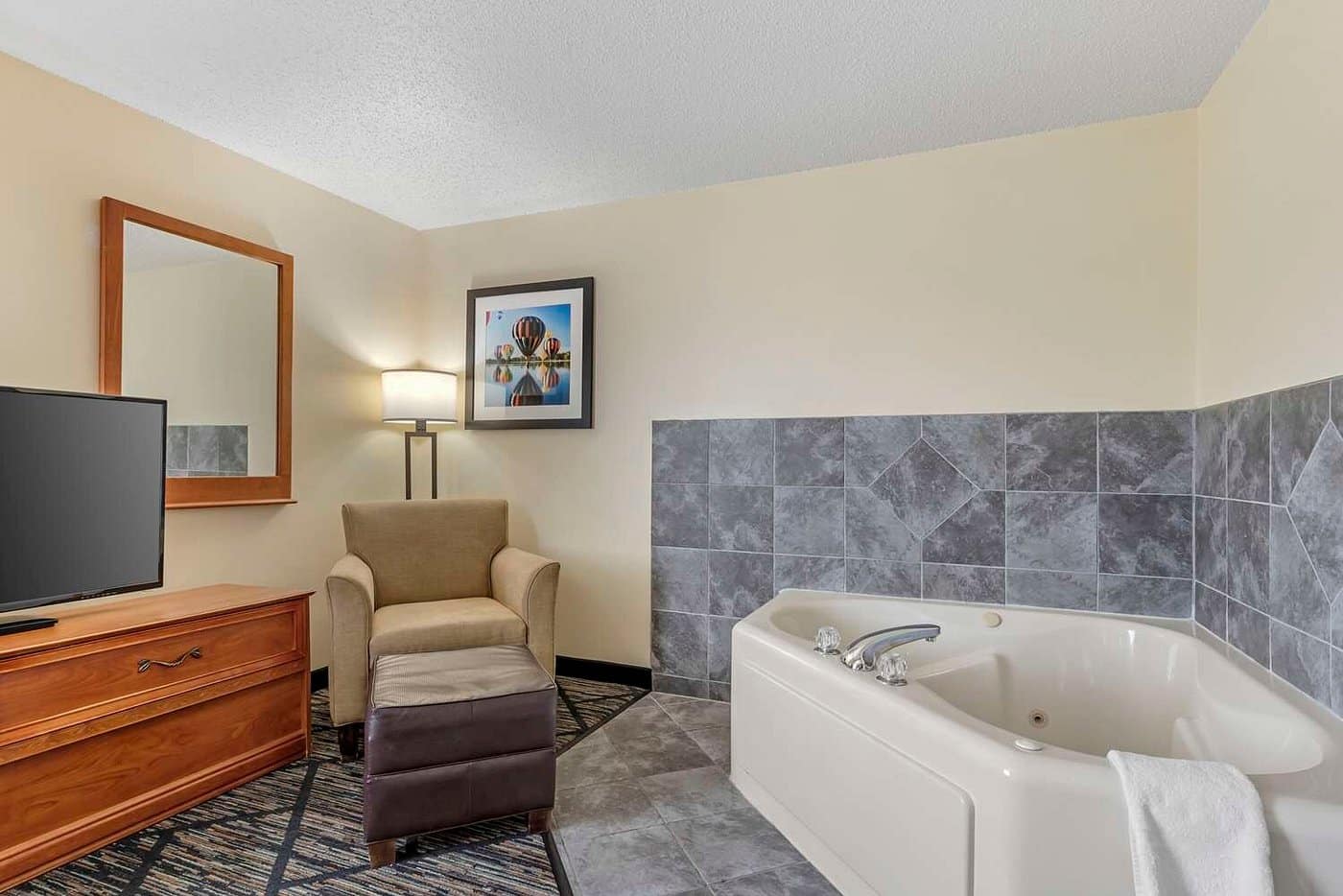 Quality Inn Indianola has jacuzzi suites