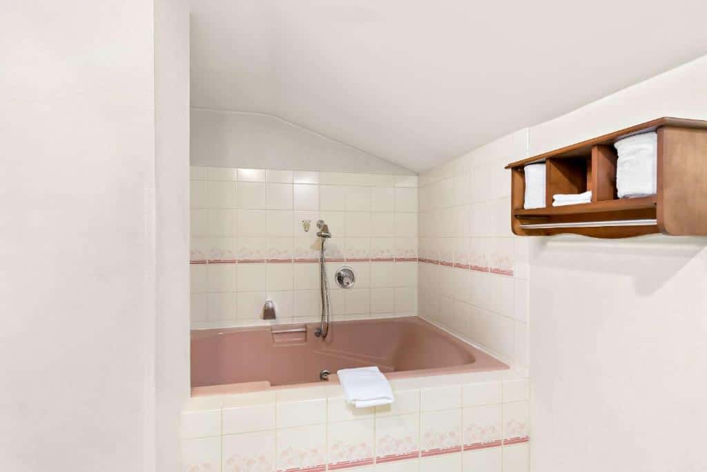 Quality Inn Mount Vernon has jacuzzi suites