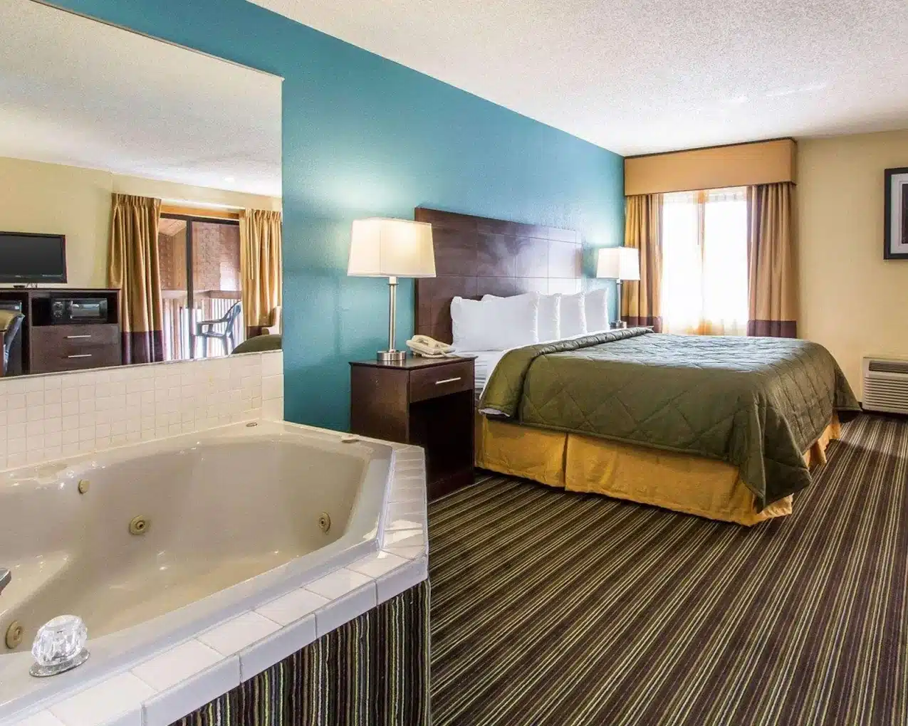 Quality Inn Murray University Area has jacuzzi suites