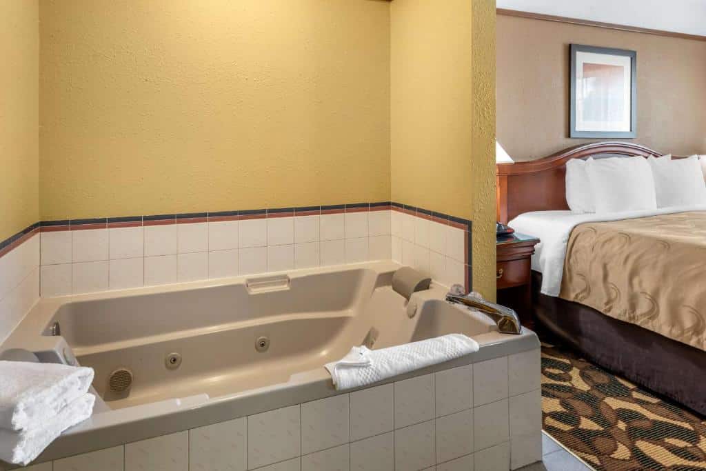 Quality Inn Paradise Creek has jacuzzi suites