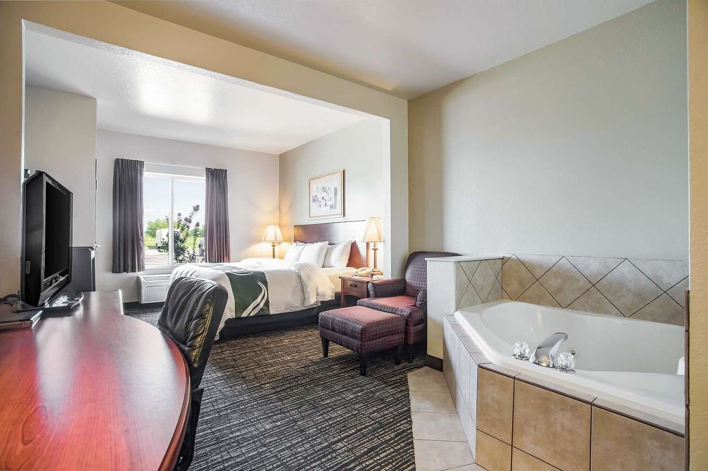 Quality Inn Parsons has jacuzzi suites