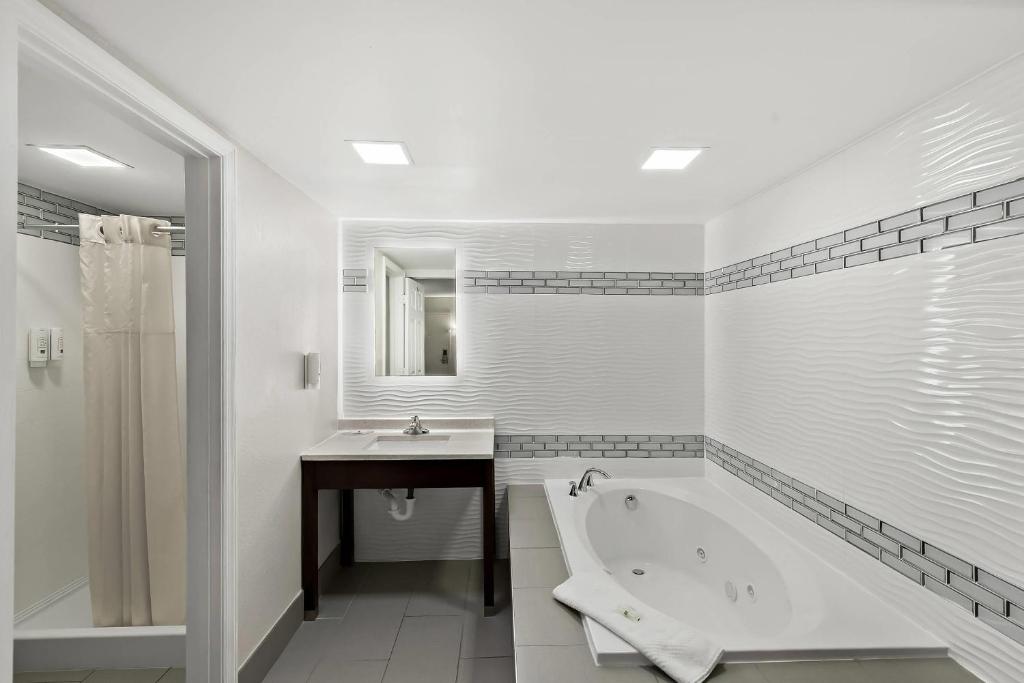 Quality Inn Raeford has jacuzzi suites
