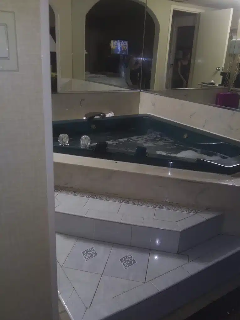 Quality Inn Reidsville Hwy 29 has jacuzzi suites