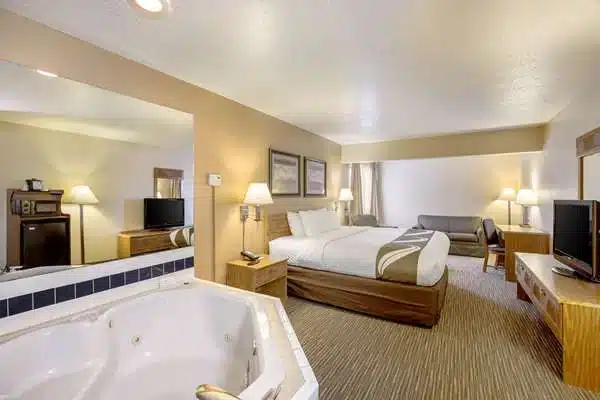 Quality Inn Storm Lake has jacuzzi suites