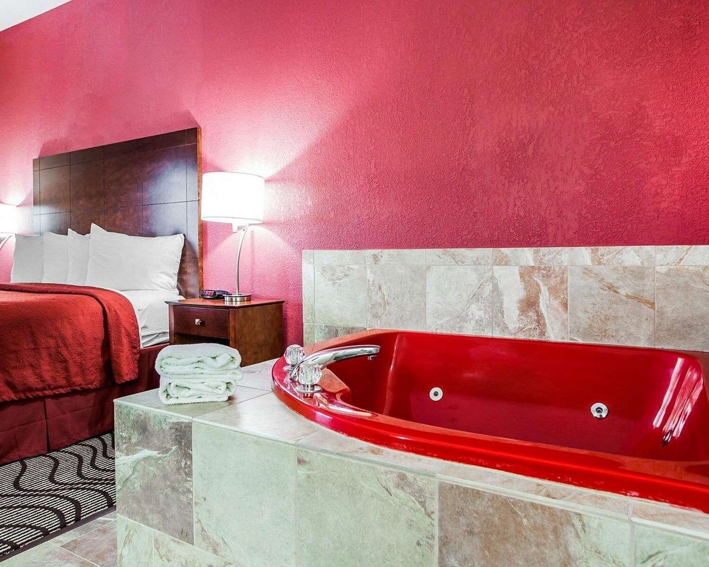 Quality Inn & Suites Altoona - Des Moines has jacuzzi suites