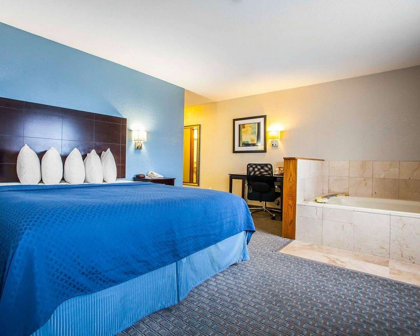 Quality Inn & Suites Ankeny-Des Moines has jacuzzi suites