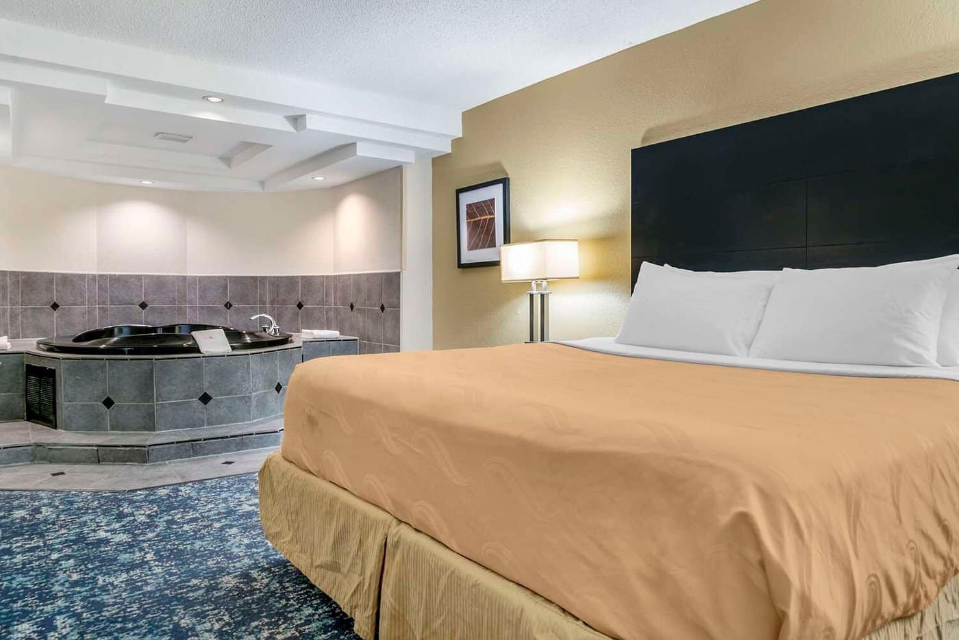 Quality Inn & Suites Banquet Center has jacuzzi suites
