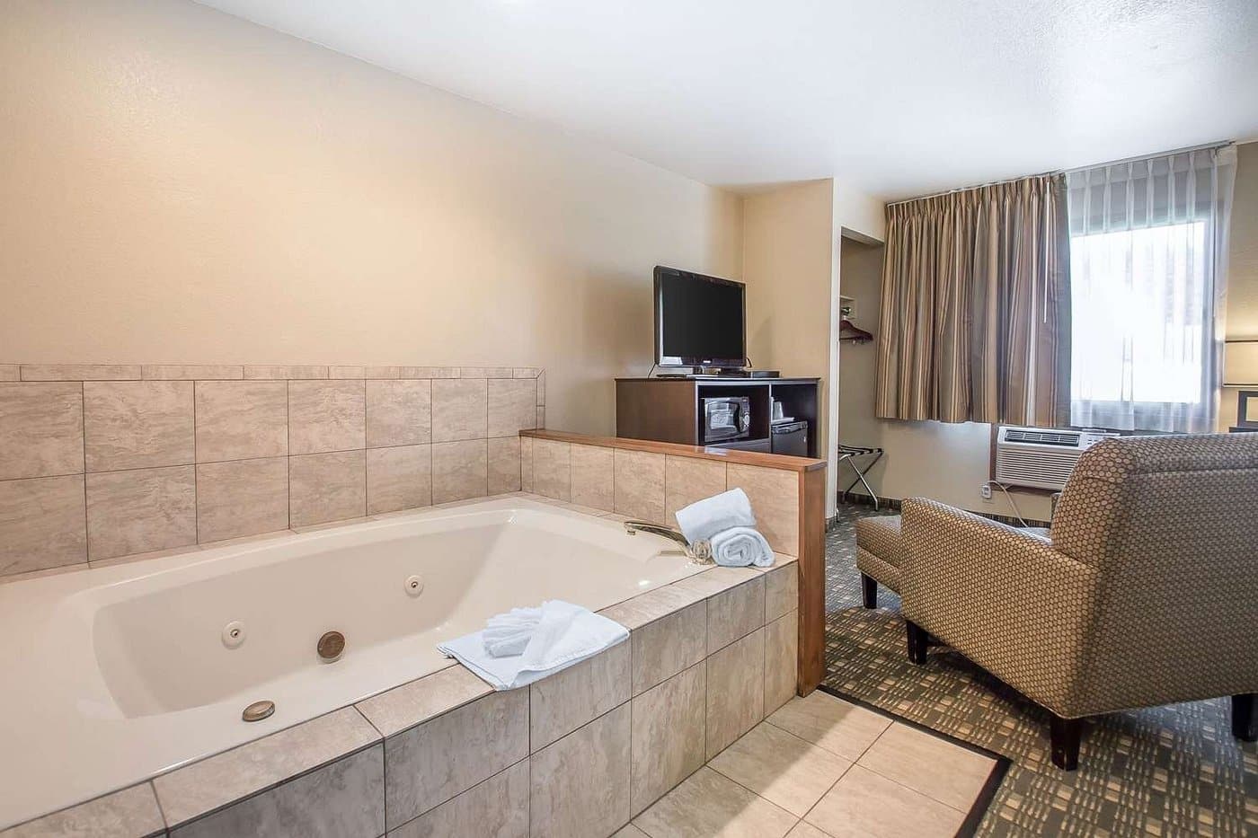 Quality Inn & Suites Decorah has jacuzzi suites