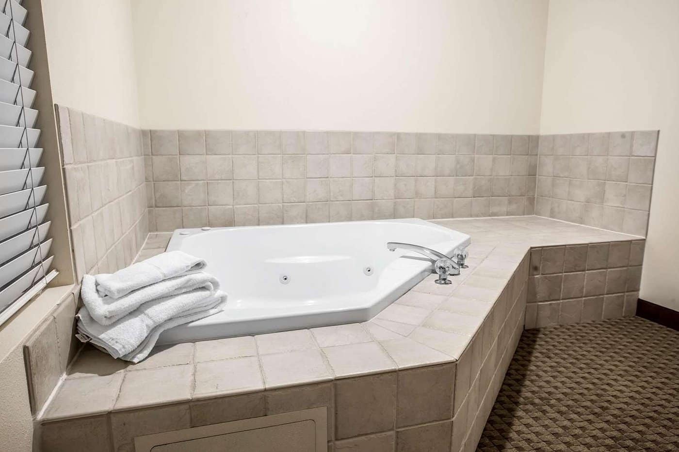 Comfort Inn Federal Way has jacuzzi suites