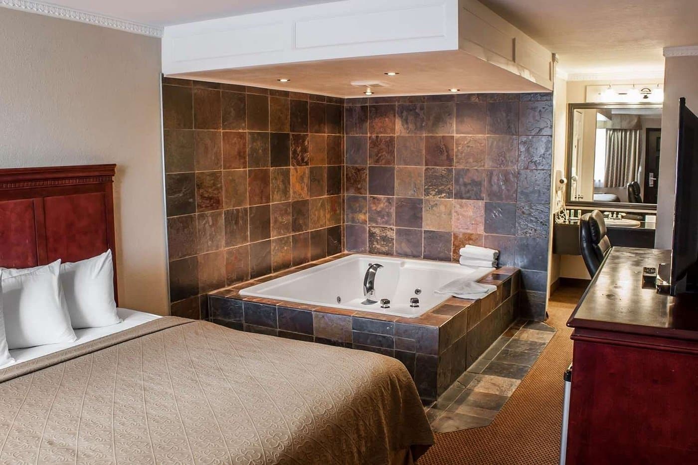Quality Inn & Suites Fife Seattle has jacuzzi suites
