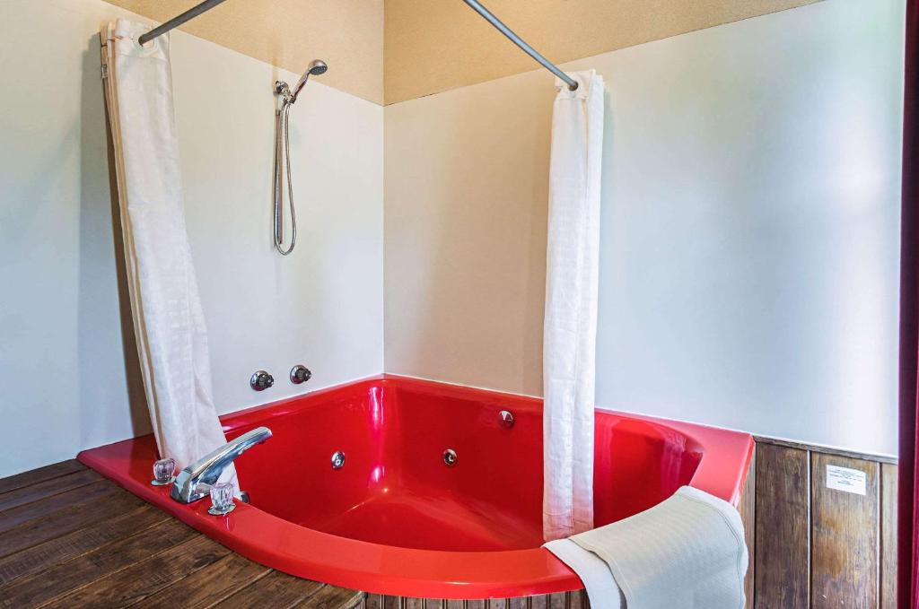 Quality Inn & Suites Frostburg - Cumberland has jacuzzi suites