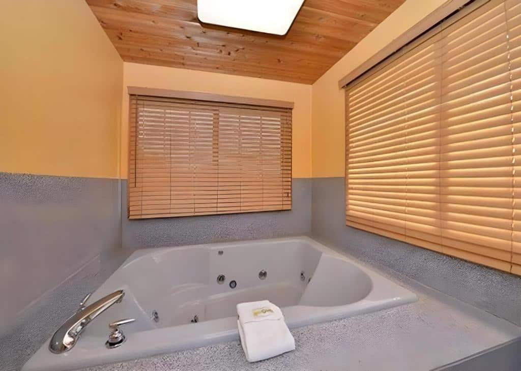 Quality Inn & Suites Grinnell has jacuzzi suites