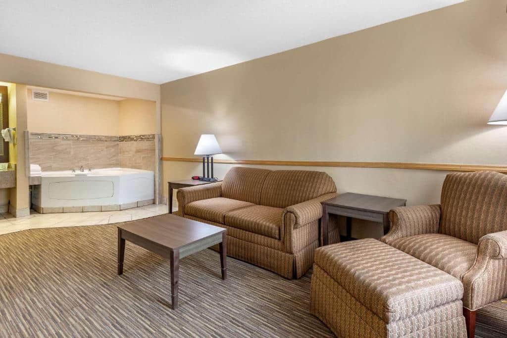 Quality Inn & Suites Hanes Mall has jacuzzi suites