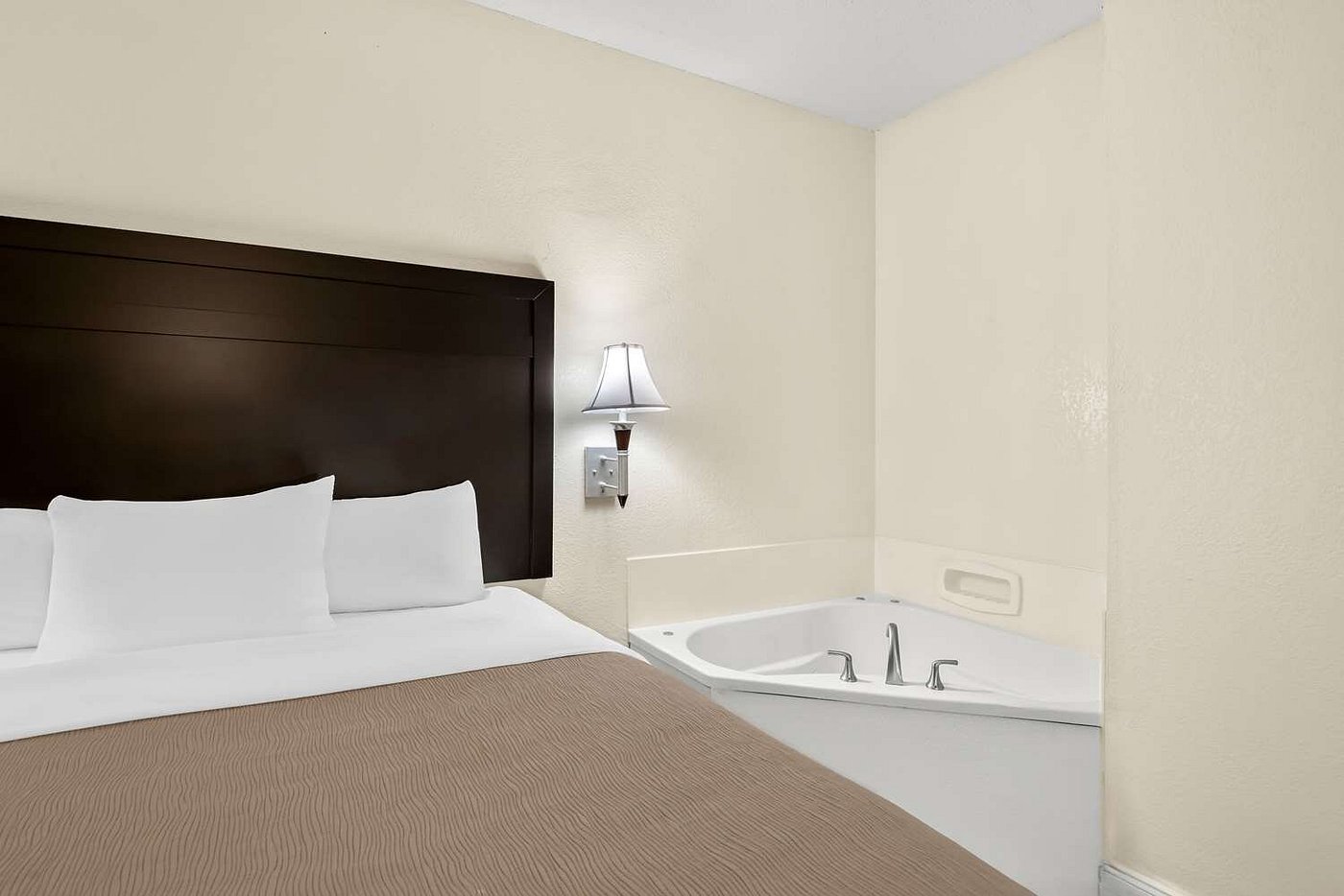 Quality Inn & Suites Lafayette has jacuzzi suites