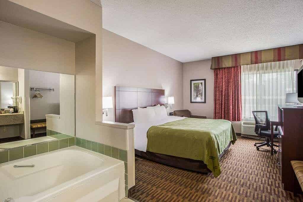 Quality Inn & Suites Lawrence – University Area has jacuzzi suites