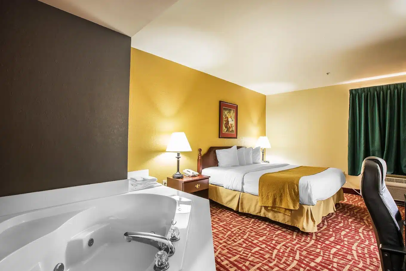 Quality Inn & Suites Lexington NC has jacuzzi suites