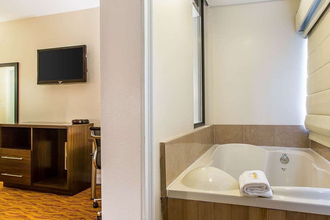 Quality Inn & Suites Middletown – Newport has jacuzzi suites
