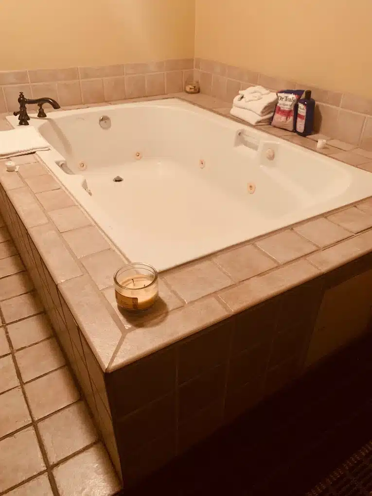 Quality Inn & Suites On The River has jacuzzi suites