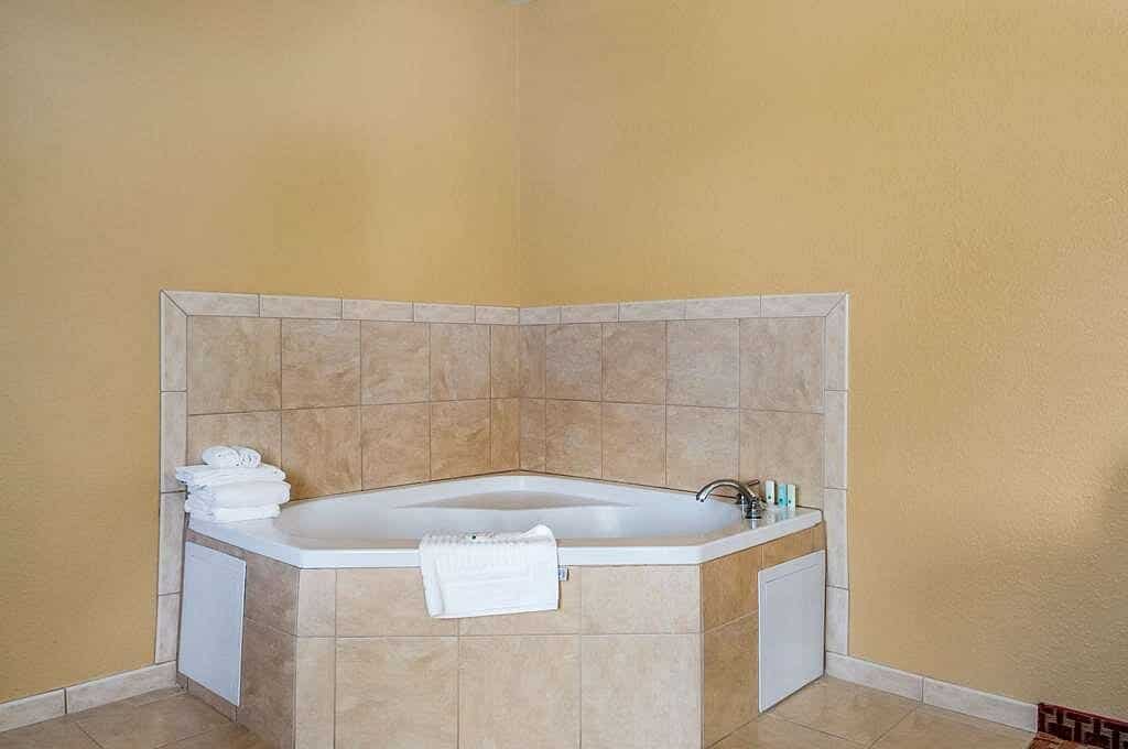Quality Inn & Suites Slidell has jacuzzi suites