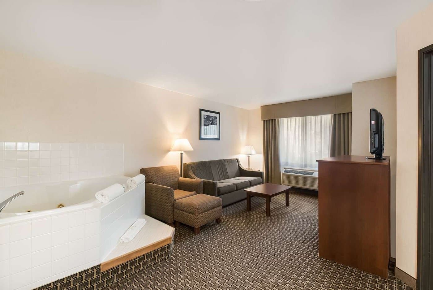 Quality Inn & Suites Steamboat Springs has jacuzzi suites