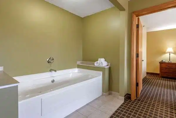 Quality Inn & Suites Warren has jacuzzi suites