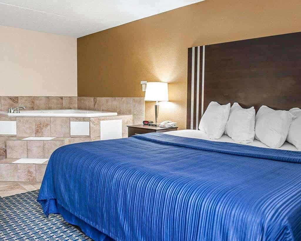 Quality Inn Terre Haute University Area has jacuzzi suites