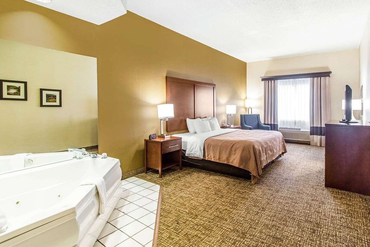 Quality Suites Corbin has jacuzzi suites