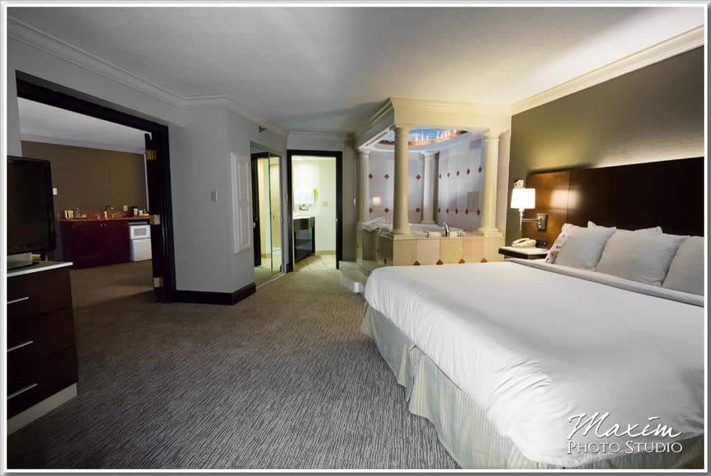 Radisson Hotel Cincinnati Riverfront has jacuzzi suites
