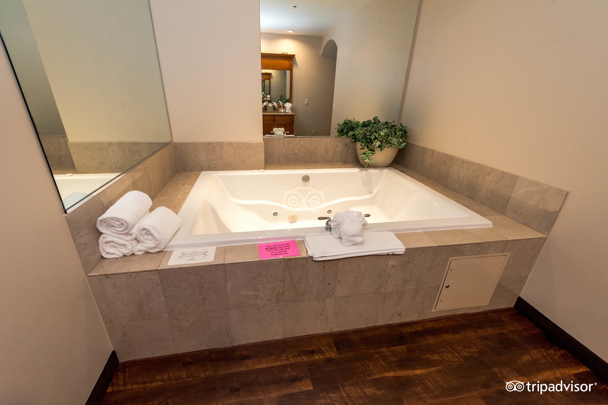 Ramada Inn Olympia WA has jacuzzi suites